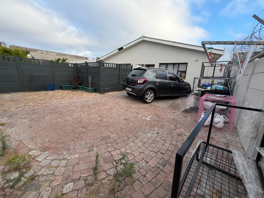 5 Bedroom Property for Sale in Lotus River Western Cape